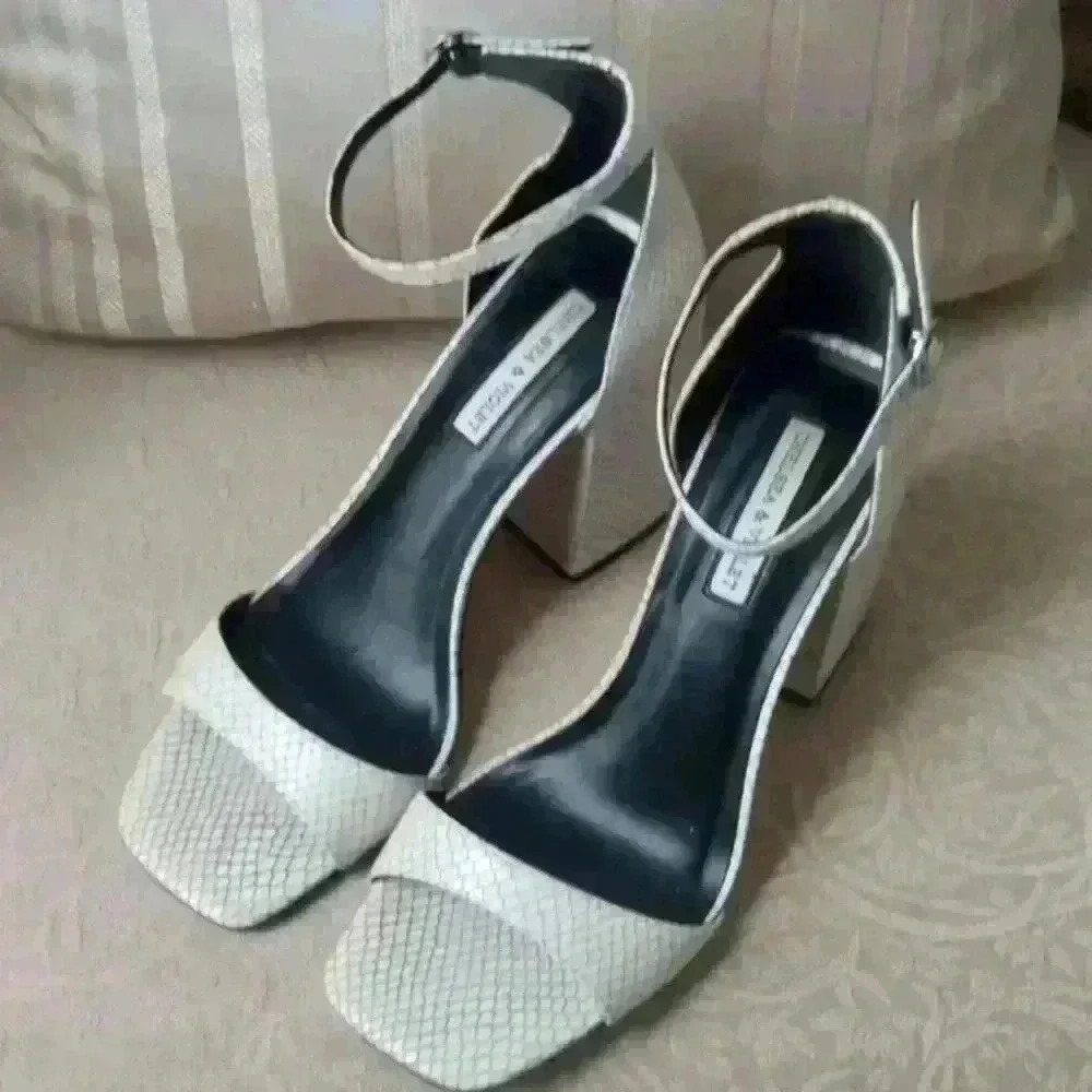 𝅺CHELSEA & Violet  Women's Sandals​